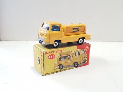 un camion jouet posé sur une boîte