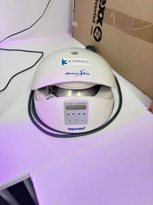une machine blanche posée sur une table