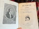 une personne tenant un livre à la main devant une bibliothèque