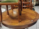 une table sur laquelle est posée une chaise, au milieu d'une pièce