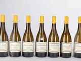 six bouteilles de vin alignées sur une table