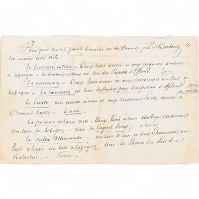 un vieux document écrit posé sur une table