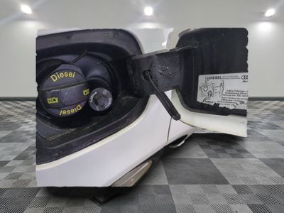 une photo du rétroviseur d'une voiture, la portière étant ouverte