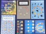 Plusieurs livres et brochures sont posés sur une table bleue