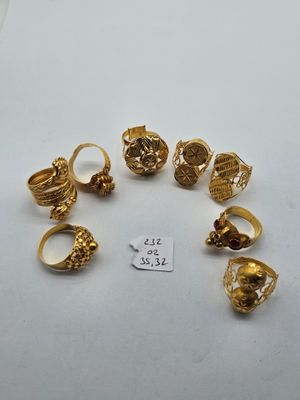 un ensemble de bagues en or disposées sur une surface blanche
