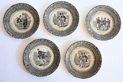 quatre assiettes ornées d'images en noir et blanc représentant des personnes