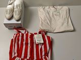 deux paires de chaussures, une chemise et un sac posés sur une table