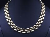 gros plan d'un collier sur un mannequin mannequin mannequin mannequin mannequin mannequin mannequin mannequin mannequin