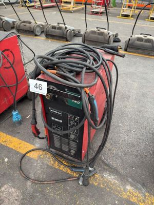 beaucoup de matériel de soudure posé par terre sur le parking