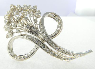 une image représentant une broche surmontée d'un bouquet de fleurs