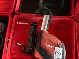 une boîte à outils rouge avec des outils sur le sol
