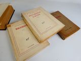 trois vieux livres posés l'un sur l'autre sur une table