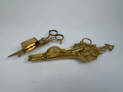 une paire de ciseaux anciens en laiton et une pince à cheveux en laiton