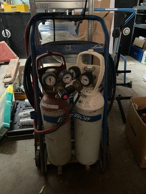 un chariot contenant deux bouteilles de gaz et un surpresseur