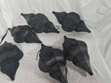 six oiseaux en cuir noir sur un drap blanc, sur fond blanc