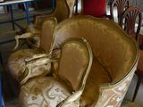 many chairs that are sitting in a room together