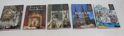 des livres posés sur une table blanche recouverte d'une nappe blanche, sur fond blanc