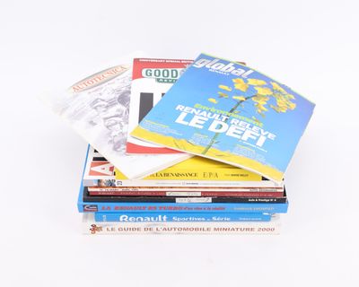plusieurs livres empilés sur une surface blanche