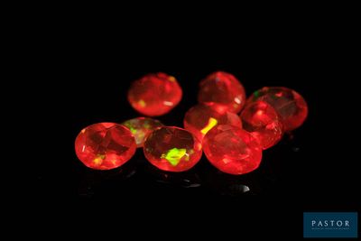 de très jolies perles lumineuses rouges et jaunes sur un fond noir