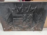 une plaque métallique surmontée d'une couronne