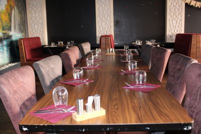 une longue table dressée dans un restaurant