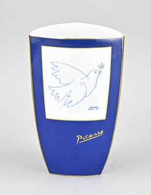 un gros plan d'une tasse sur laquelle est représenté un oiseau