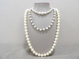 un gros plan d'un collier blanc orné de perles sur un mannequin