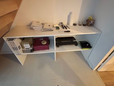 un bureau blanc sur lequel se trouve un ordinateur