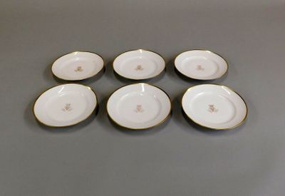 six assiettes blanches et dorées, avec des bords dorés sur un fond gris