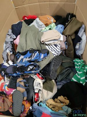 un carton rempli de vêtements et de chaussures