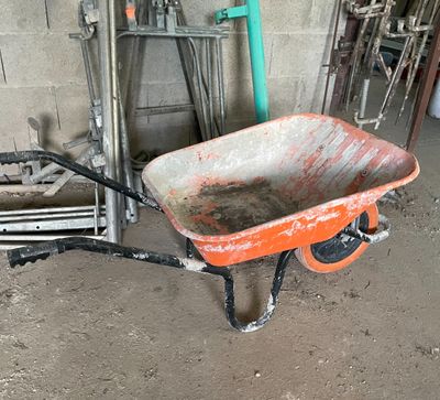 une brouette au milieu d'un garage sale