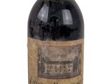 une bouteille de vin posée sur une table