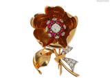 une photo d'une broche en forme de fleur en or et diamants