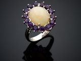 une bague en oplite blanche et en amethorate, sertie d'amethorate et d'amethorate