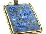 une photo d'un pendentif orné d'une pierre bleue