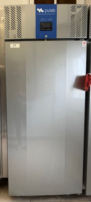 un réfrigérateur argenté avec une étiquette bleue sur la porte