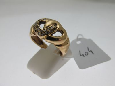 une image représentant une bague en or sertie de diamants noirs