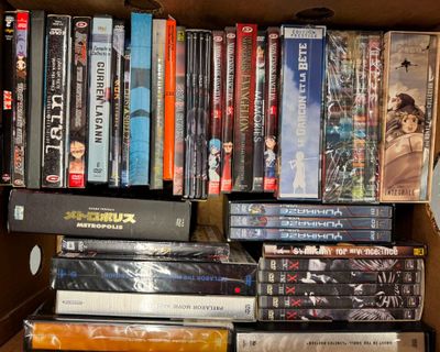 beaucoup de DVD rangés dans une boîte sur l'étagère
