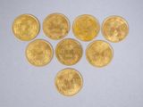 six types différents de pièces d'or disposées en forme de cœur