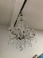 Lustre en bronze à douze lumières orné de pendeloques de cri…