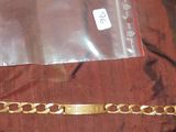 un bracelet en or et un bracelet en or posé sur un tissu marron