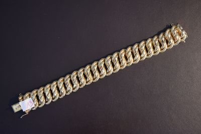 un gros plan d'un bracelet posé sur une surface noire