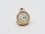 une montre de poche ancienne avec des chiffres romains et des chiffres romains sur le cadran