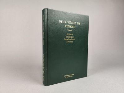 le livre est posé sur une surface blanche avec un fond gris