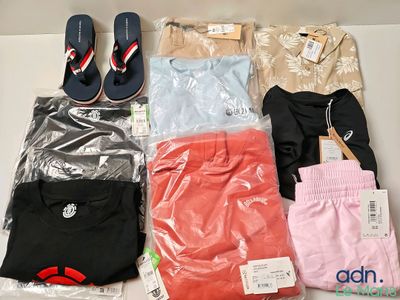 plusieurs paires de vêtements masculins sont disposées sur une table
