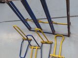 cinq outils à main suspendus au plafond d'un immeuble