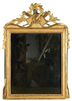 un miroir avec un cadre doré sur le mur