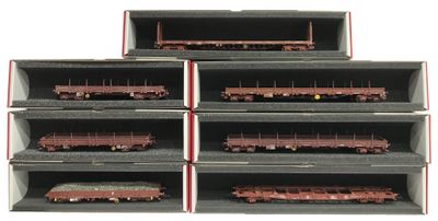 six wagons empilés sur une étagère