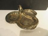 une assiette en argent posée sur une table, avec une cuillère dessus