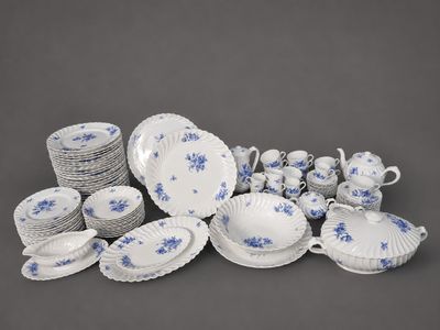 un ensemble de plats et de tasses en porcelaine bleue et blanche